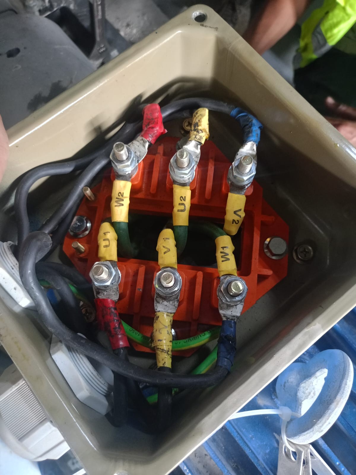 - مضخة المياه المبردة - -CHILLED WATER PUMP