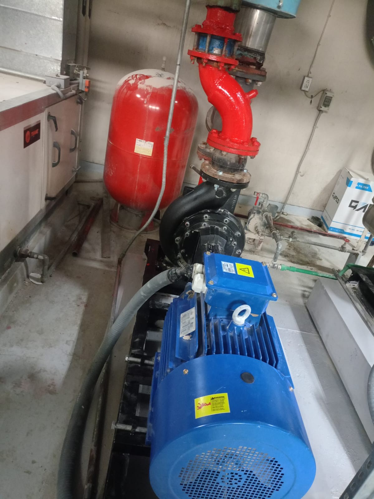 - مضخة المياه المبردة - -CHILLED WATER PUMP