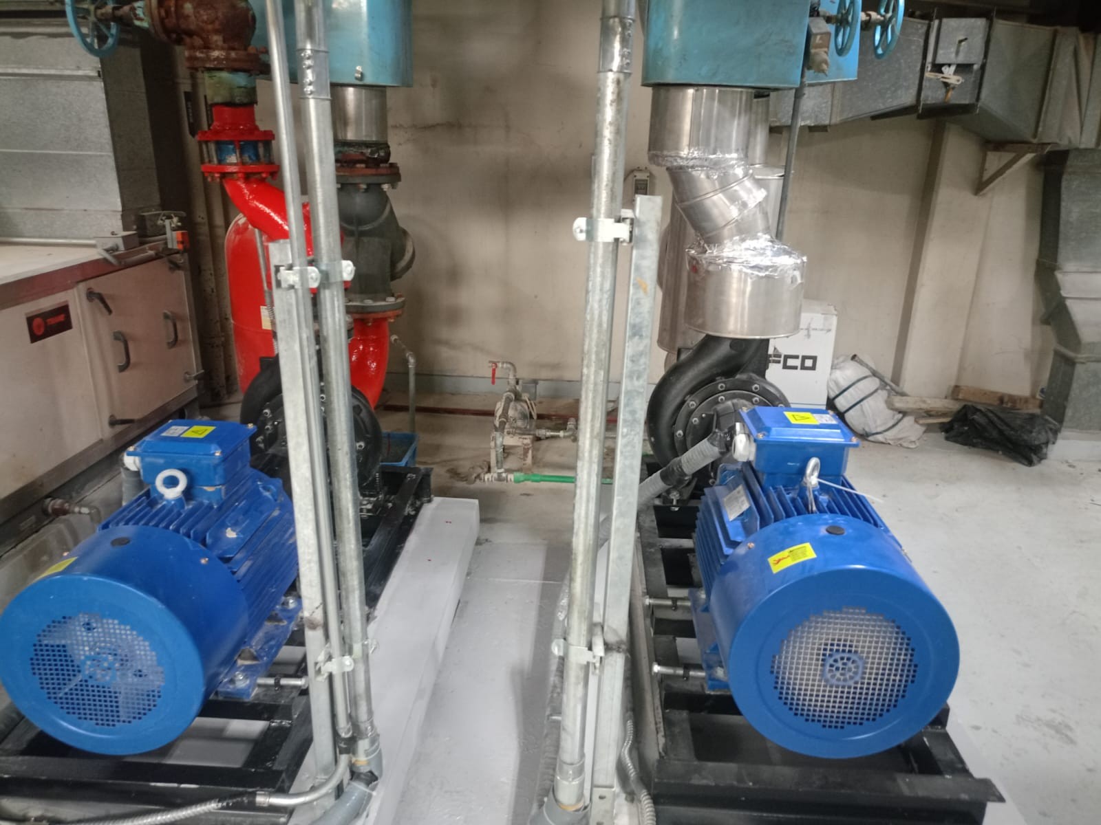 - مضخة المياه المبردة - -CHILLED WATER PUMP