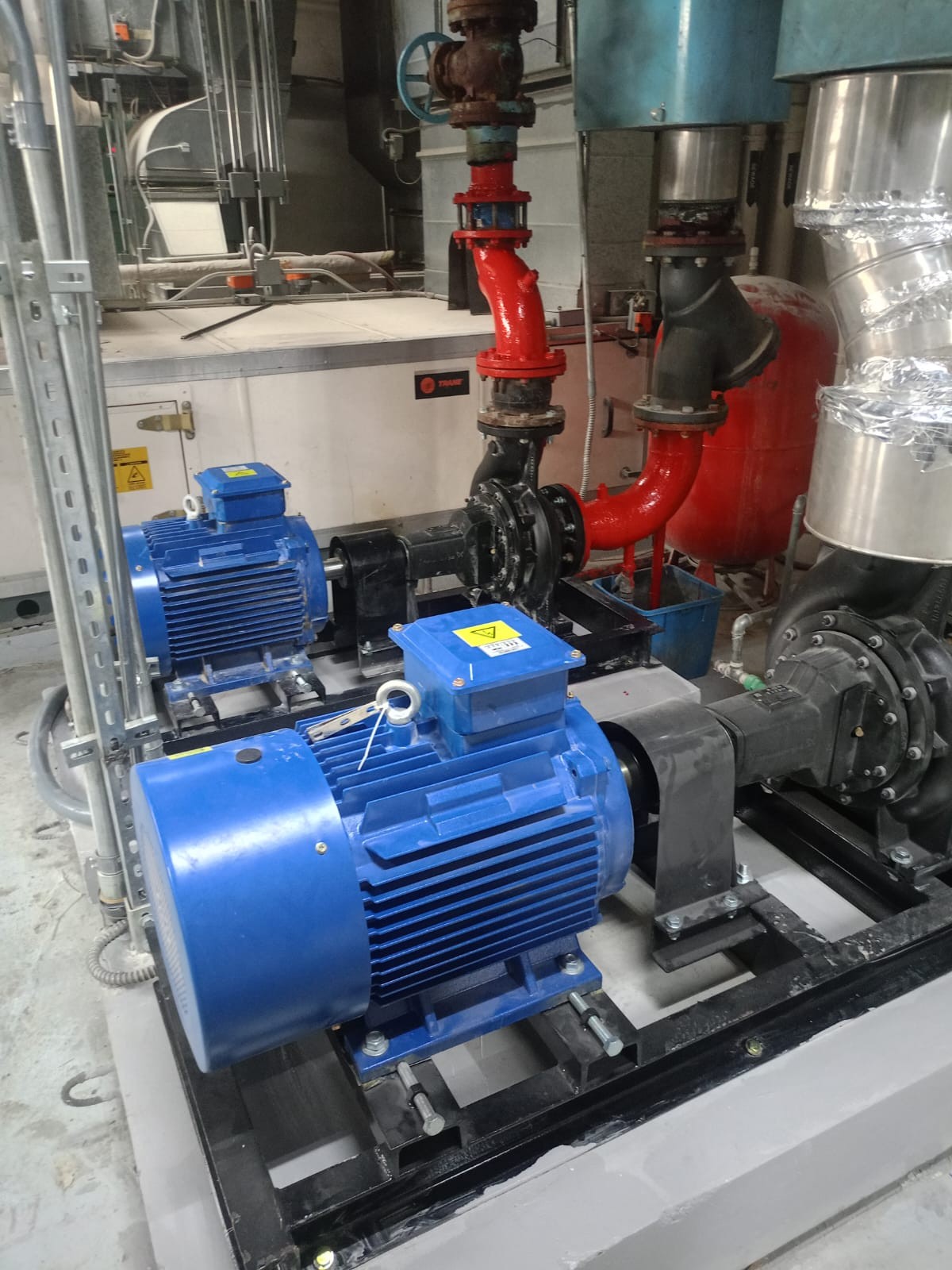 - مضخة المياه المبردة - -CHILLED WATER PUMP