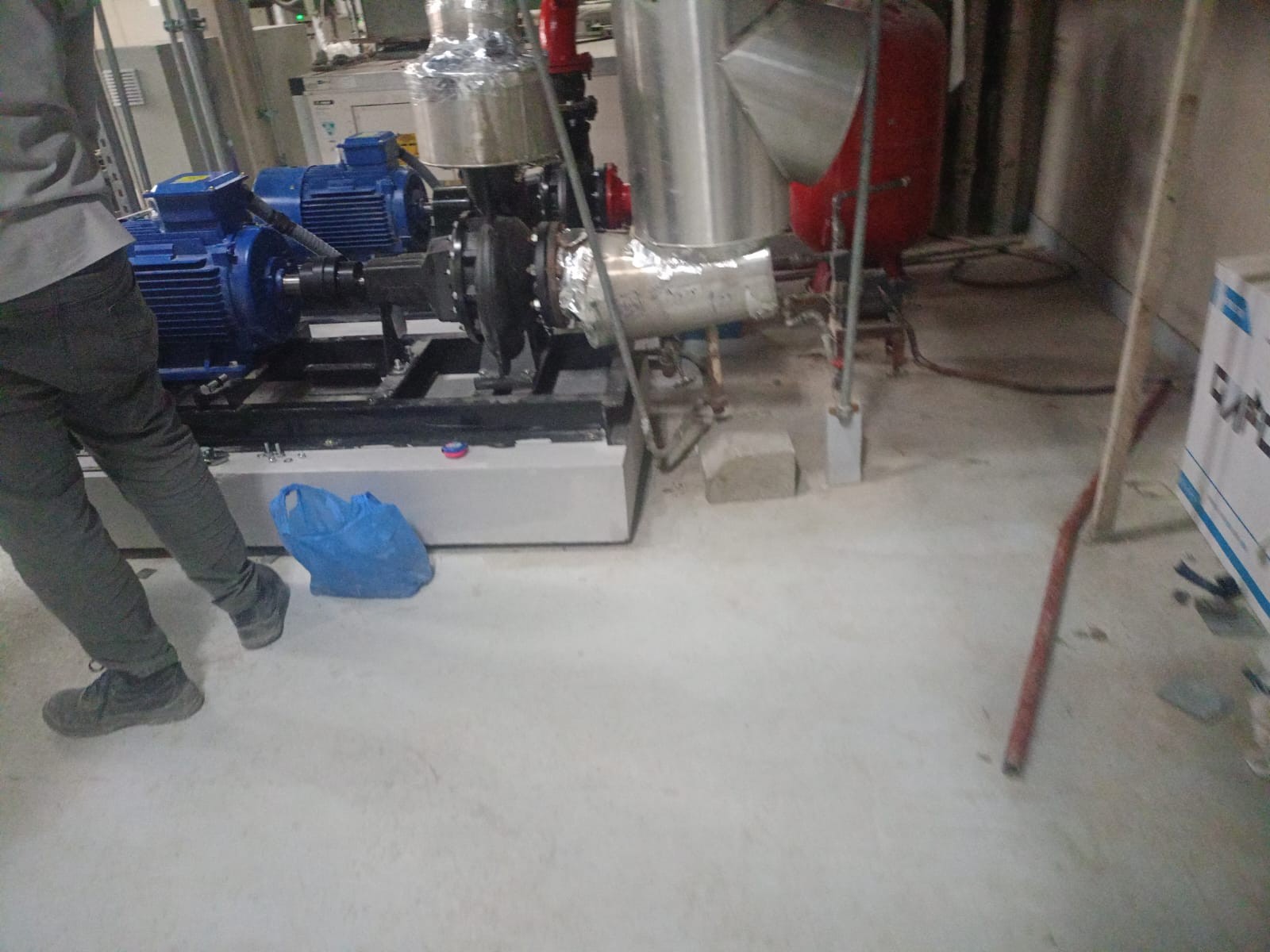 - مضخة المياه المبردة - -CHILLED WATER PUMP