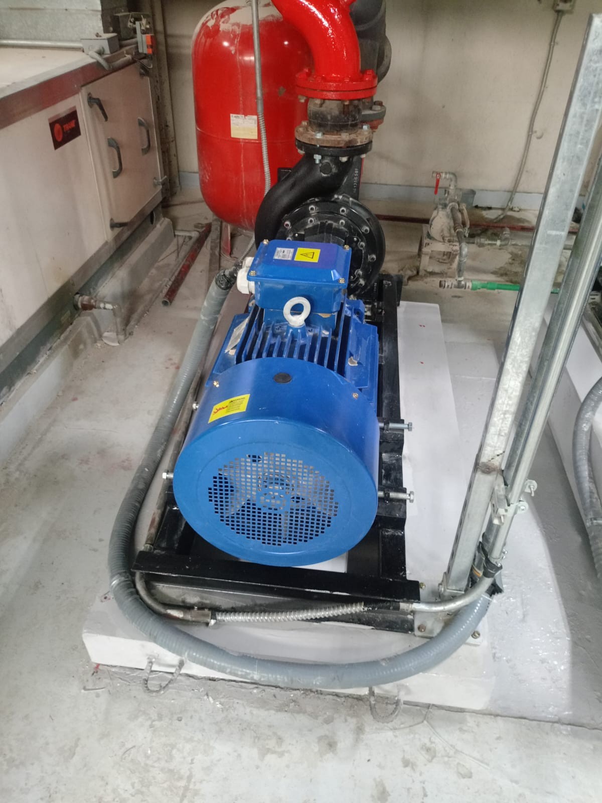 - مضخة المياه المبردة - -CHILLED WATER PUMP